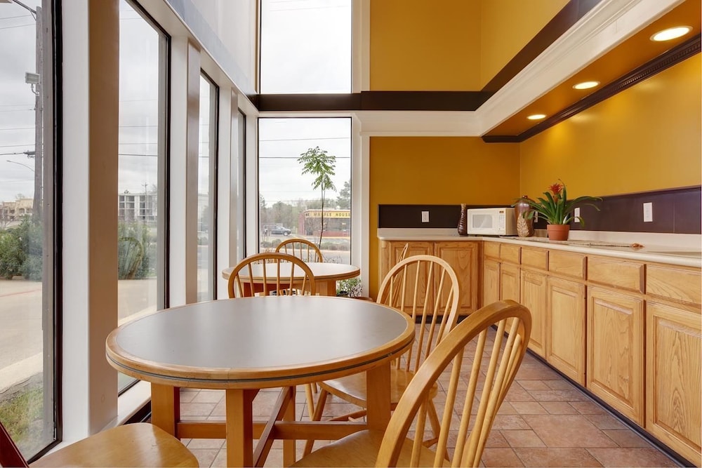 Americas Best Value Inn Longview 8/16