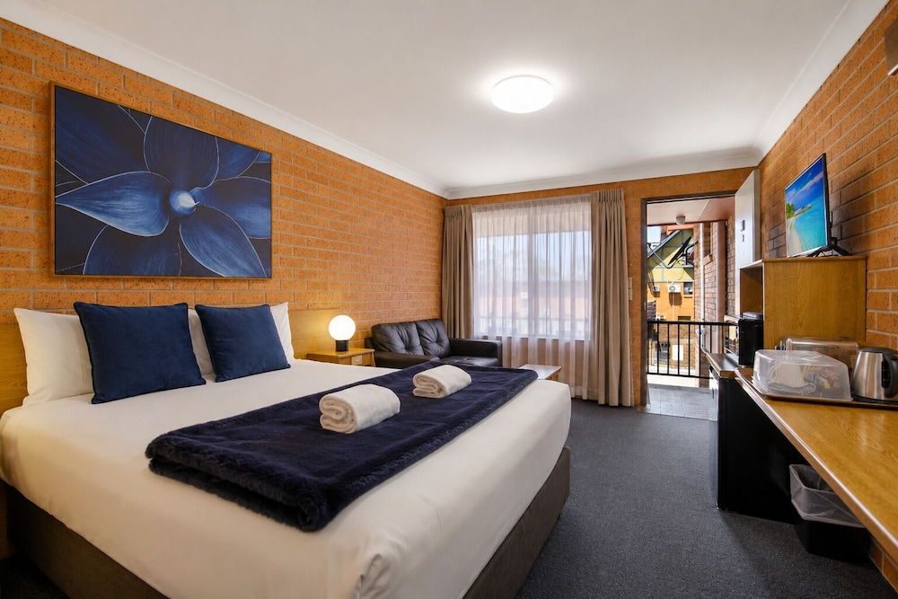 ROYAL PALMS MOTOR INN 15/76