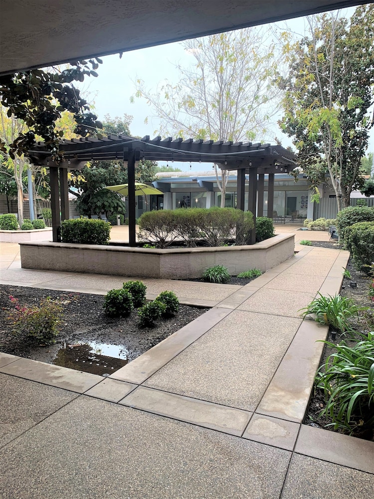 Holiday Inn Dublin Pleasanton 68/70