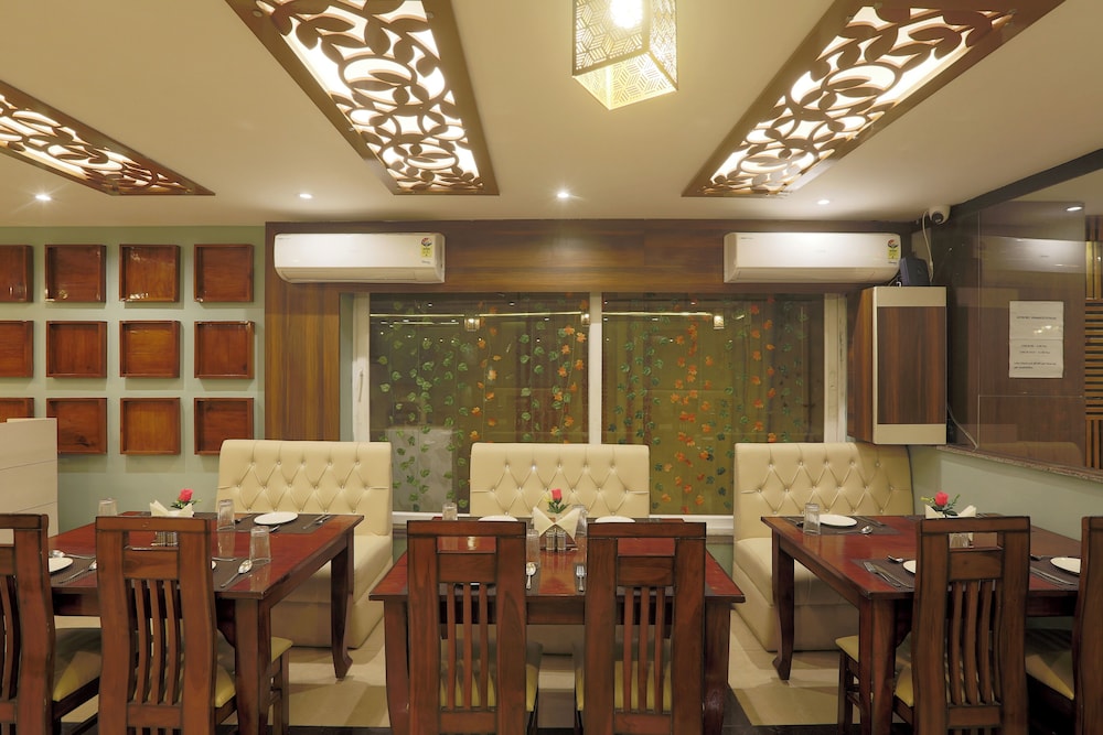 Hotel The Paramont Delhi 47/50