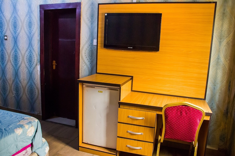 Emglo Suites 14/36