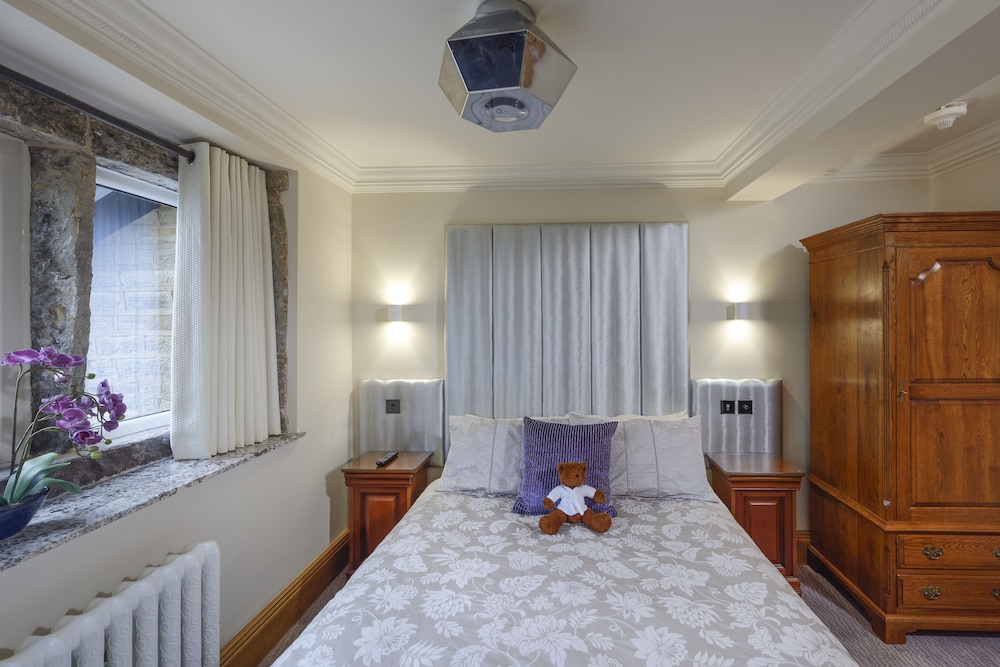 The Saddleworth Hotel 6/42