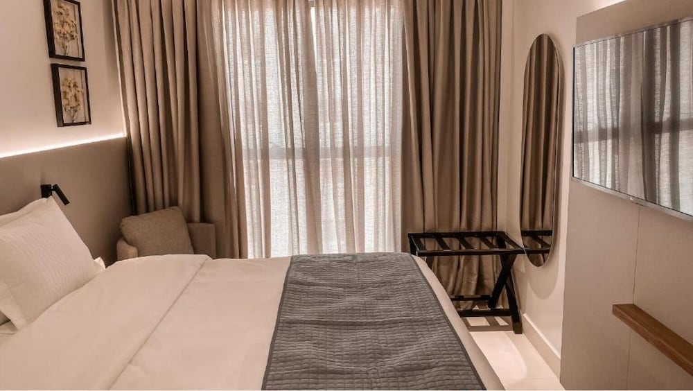 Superior, Queen Bed, Partial Sea View