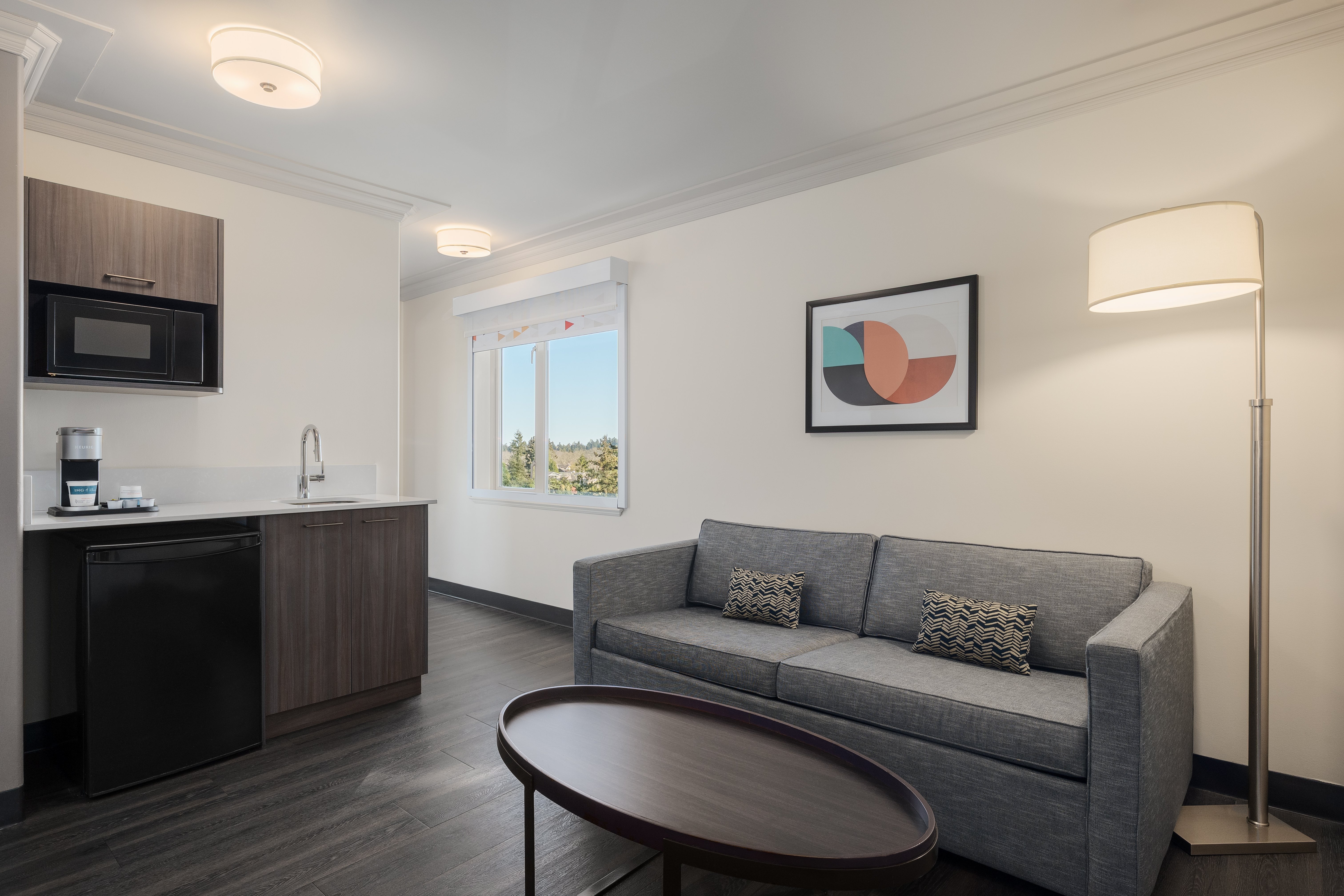 Elk Lake Inn Suites Victoria 48/81