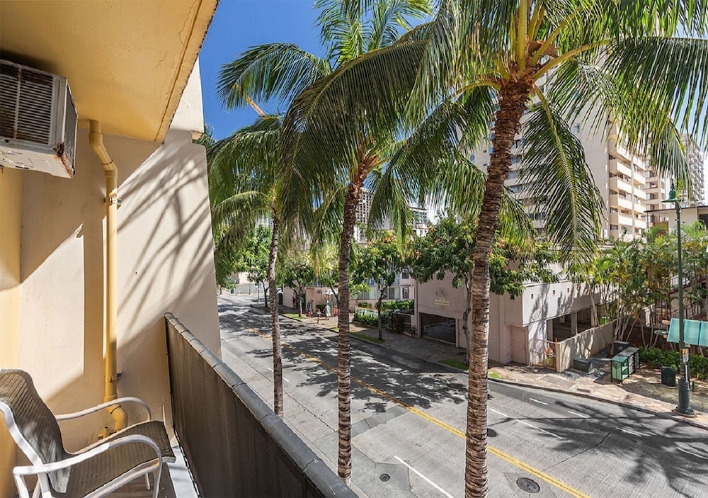 Castle Bamboo Waikiki 70/73
