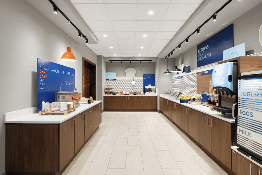 Holiday Inn Express And Suites Anchorage Midtown by IHG 10/60