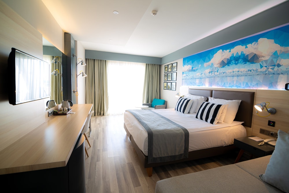 STANDARD, PARTIAL SEA VIEW