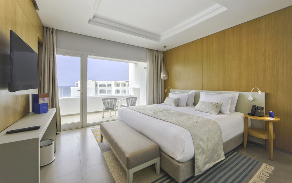 JUNIOR SUITE, KING BED, SEA VIEW