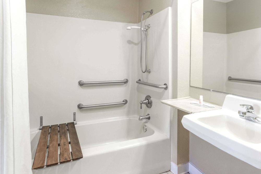 Standard, King Bed, Accessible, Super 8 By Wyndham Ashburn 3/3