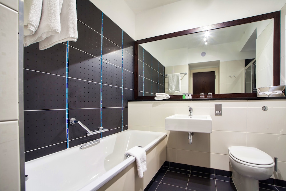 Carlton Hotel Blanchardstown 48/49