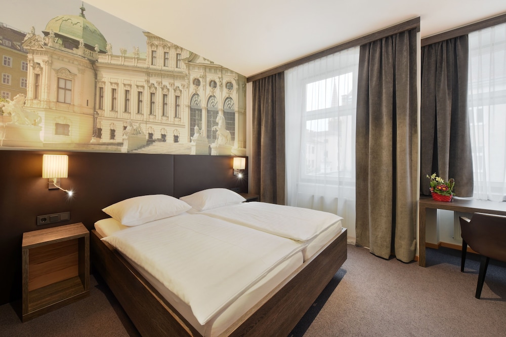 Lucia Hotel 12/46