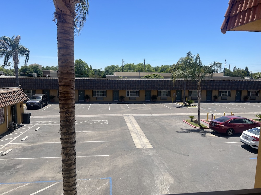 Rodeo Lodge (ex Americas Best Value Inn and Suites-Clovis/Fresno) 8/59