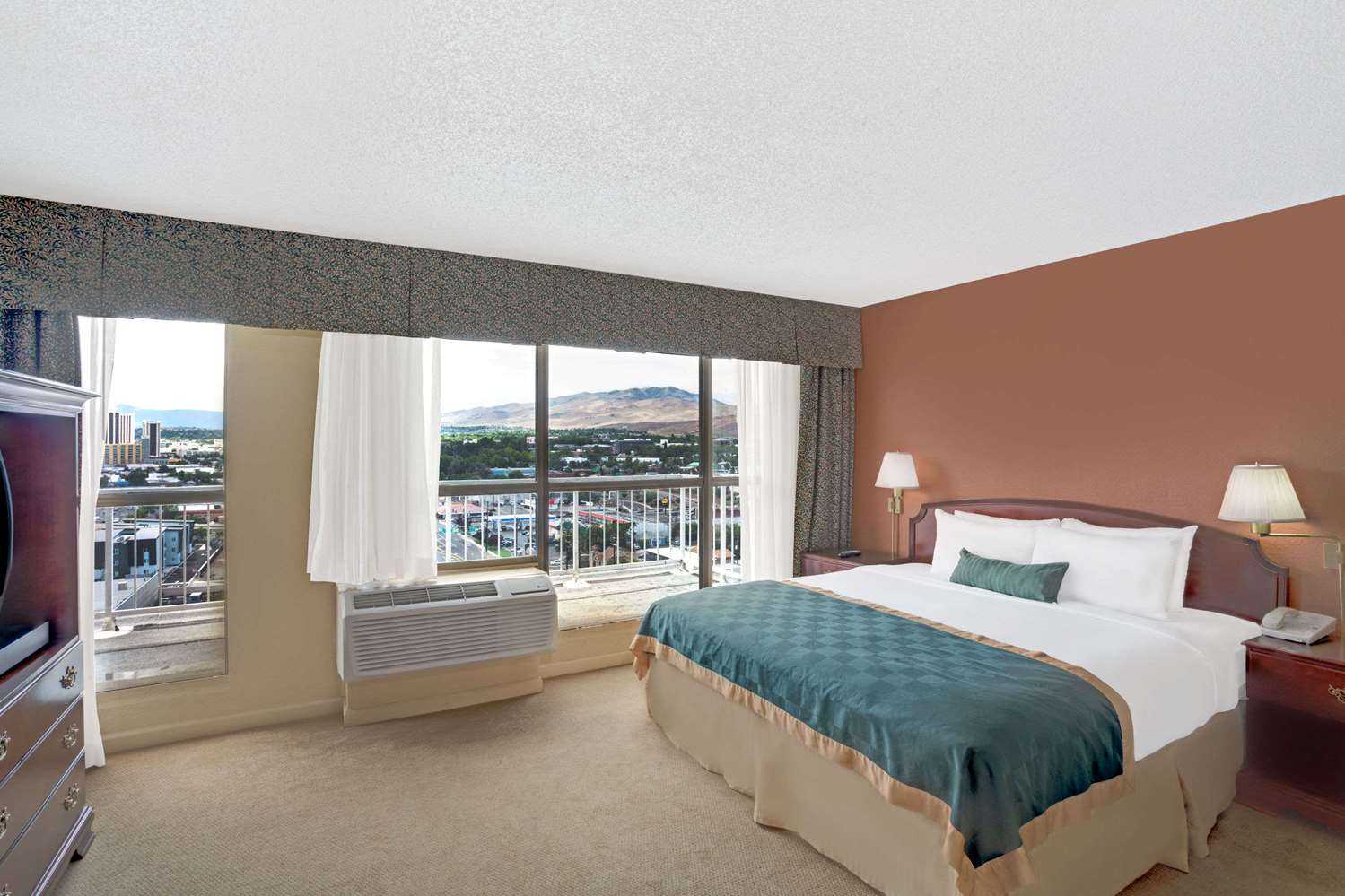 Ramada By Wyndham Reno Hotel And Casino 3/7