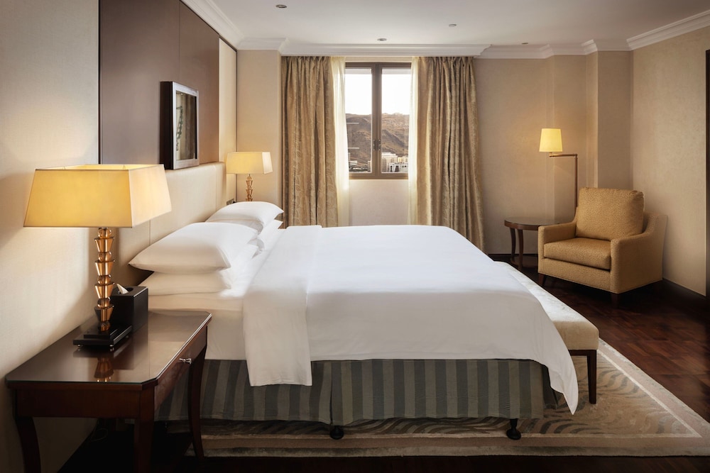 Diplomat, Club, Suite, King Bed