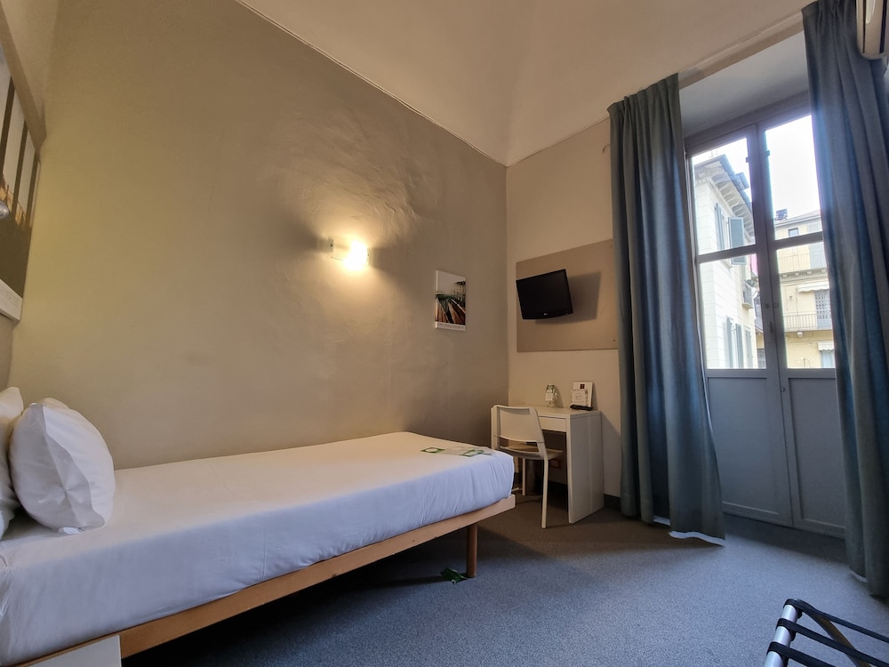 ROOM, SINGLE