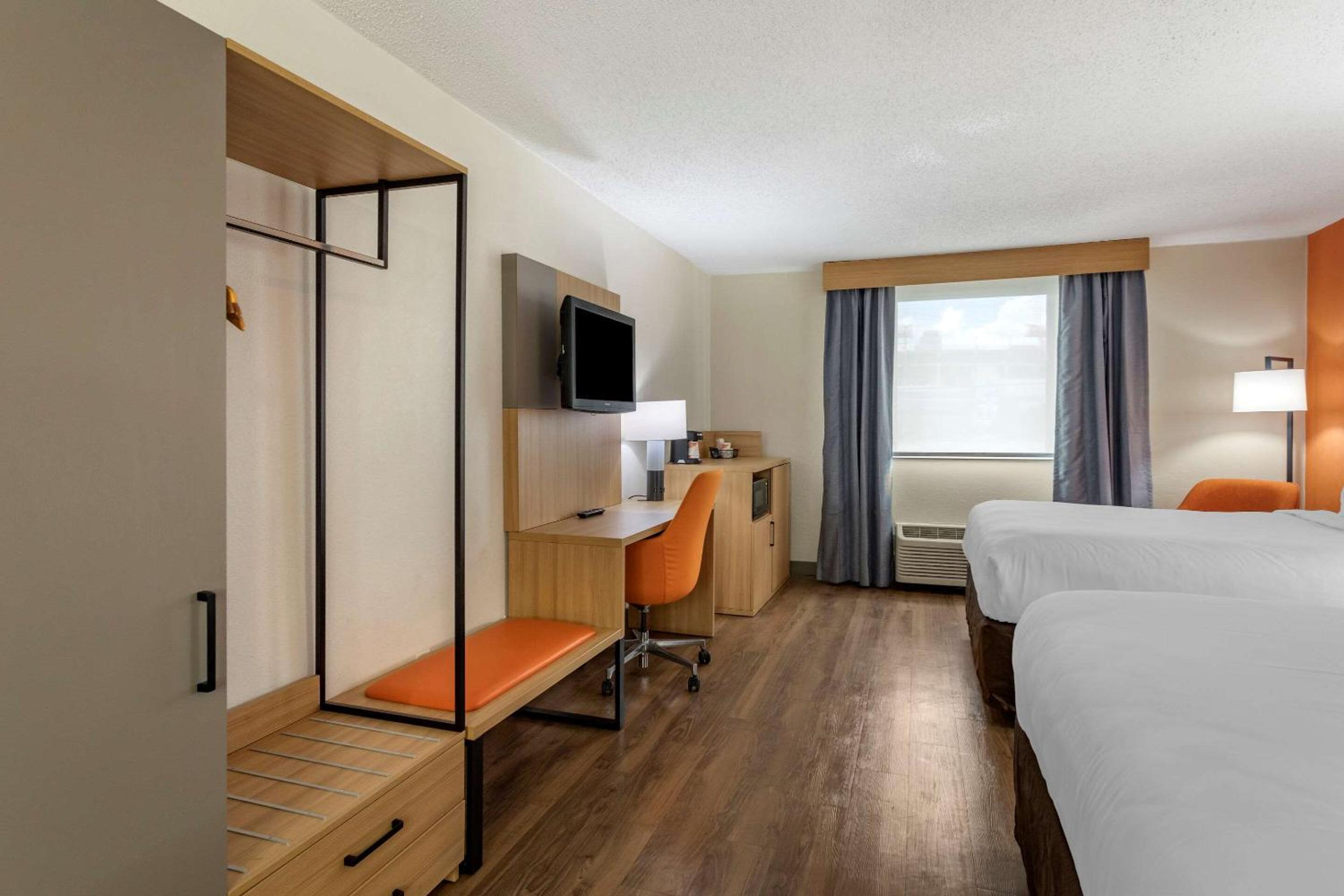 Room, 2 Queen Beds, Stadium View
