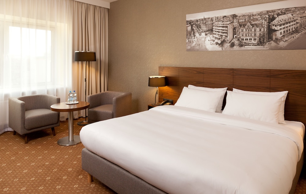 Business, Queen Bed, Sofa