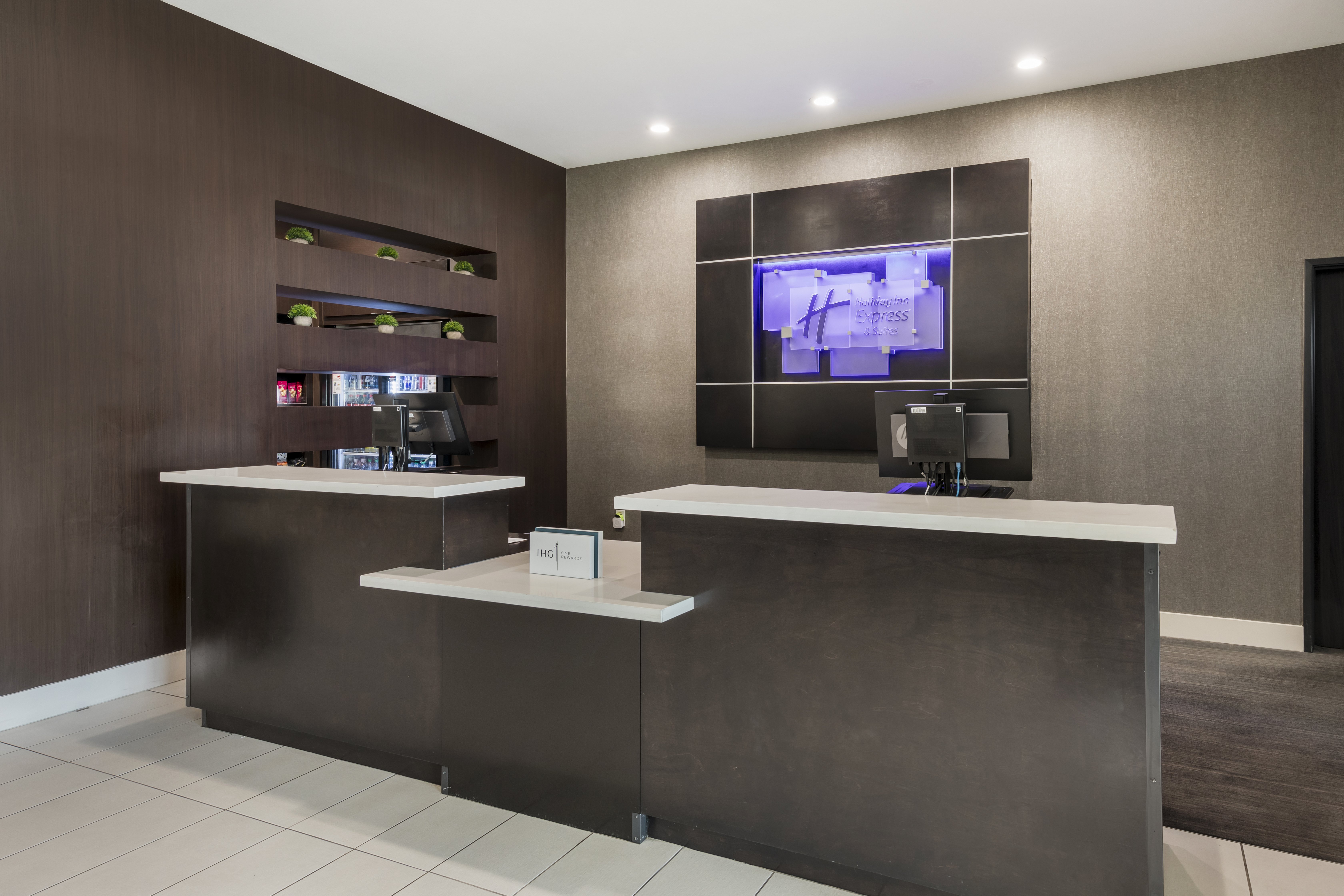 Holiday Inn Express & Suites Anaheim Resort Area 7/58