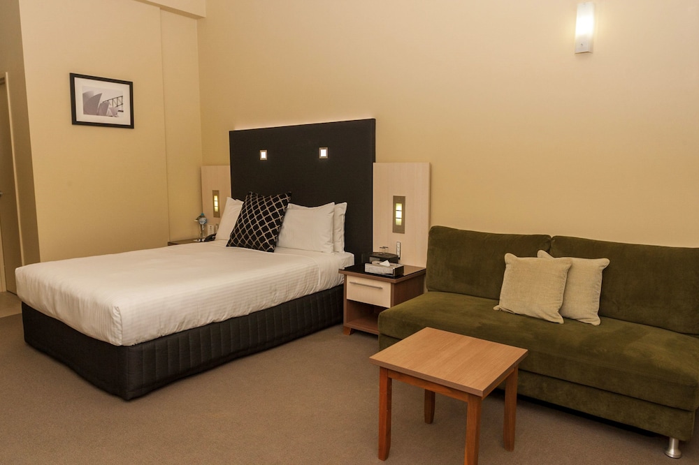 DELUXE, QUEEN BED, KITCHENETTE