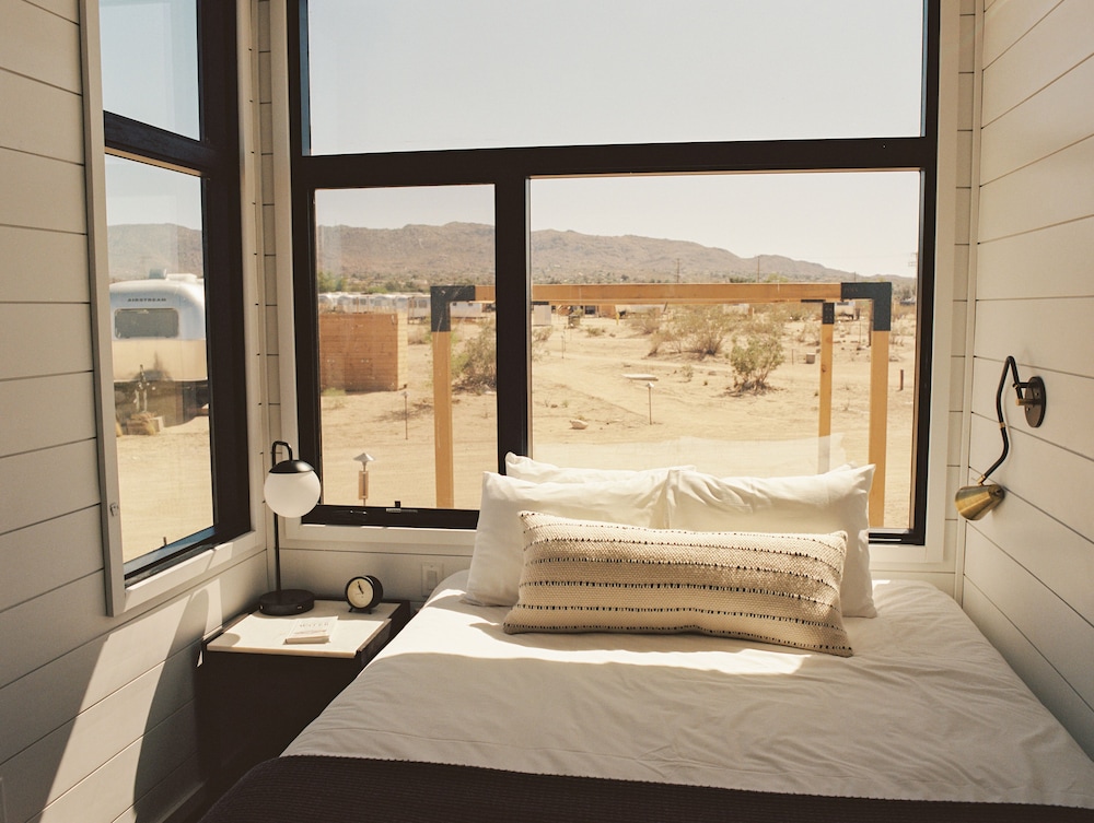 Classic, Cabin, Queen Bed, Sofa