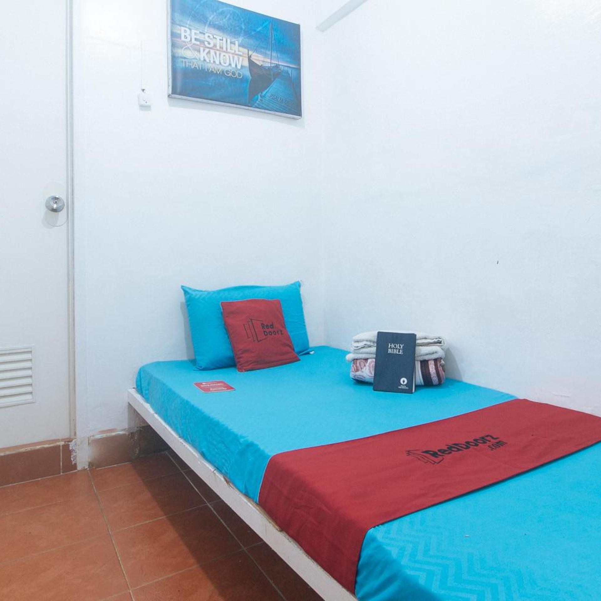 RedDoorz near OWWA Pasay 9/46