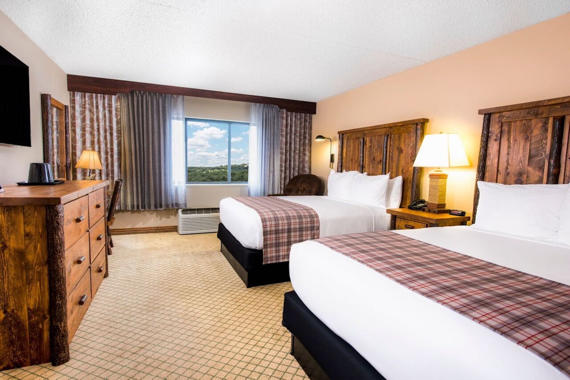 CLASSIC, 2 QUEEN BEDS, JETTED TUB