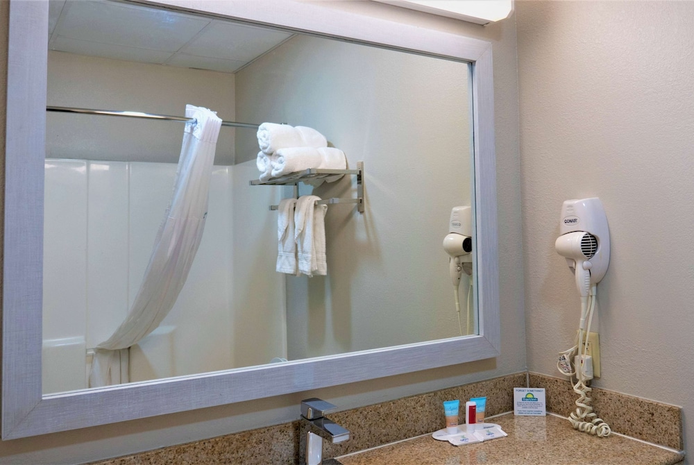 Days Inn & Suites by Wyndham Savannah North I-95 21/41