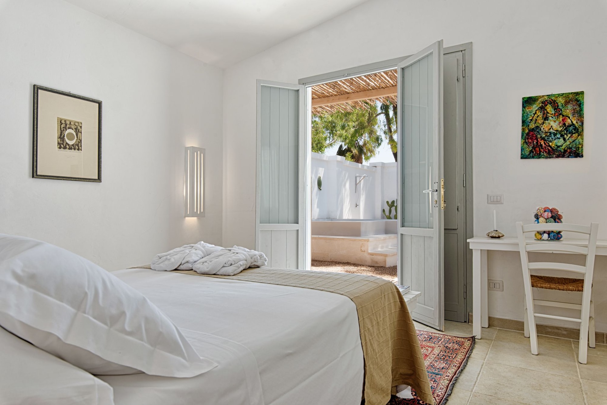 Colonial, Comfort, Suite, Queen Bed, Sofa, Garden Area