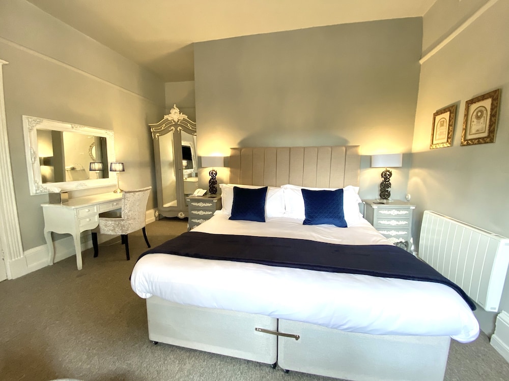 Reynold, Twin Beds
