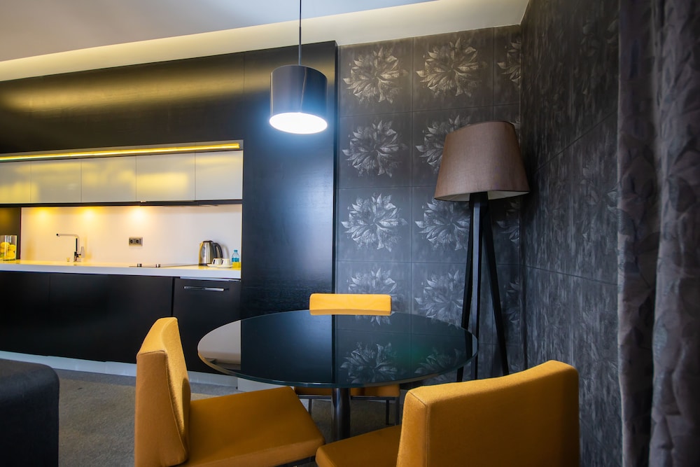 Vernazza Suites Hotel 17/19