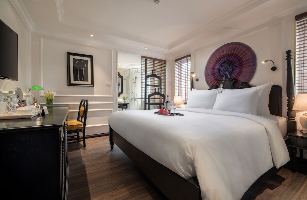 DELUXE, DOUBLE OR TWIN BED, CITY VIEW