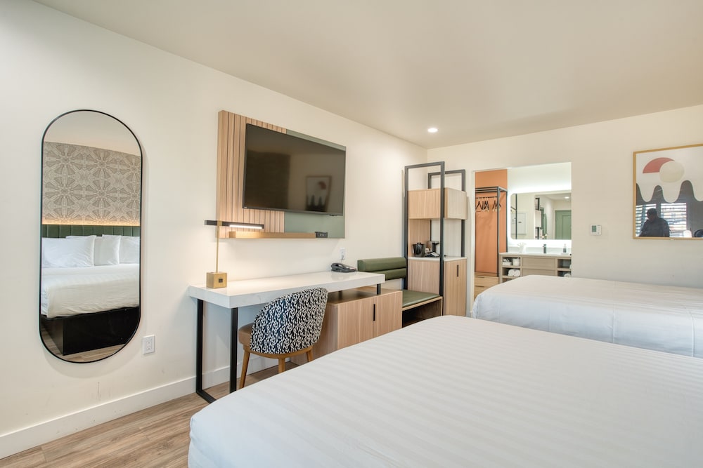La Casa Inn 24/50