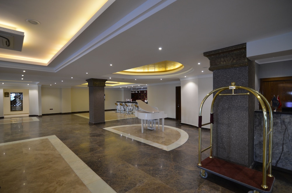Azka Hotel 8/78