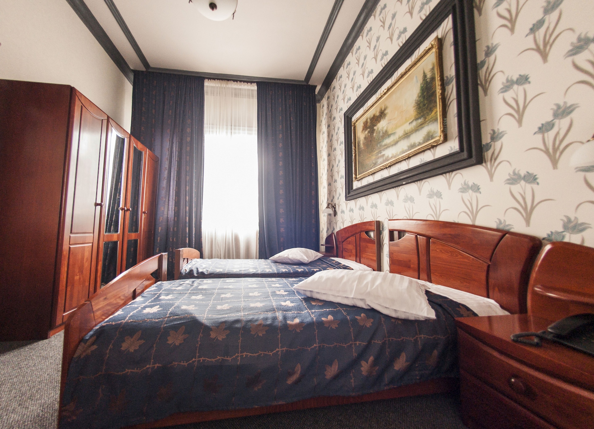 SUITE, TWIN BEDS