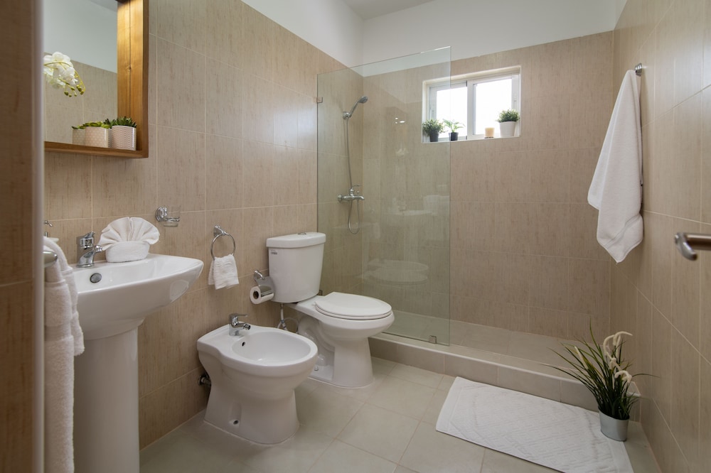 2 Bedrooms, Standard, 2 Queen Beds, 2 Bathrooms, Sofa