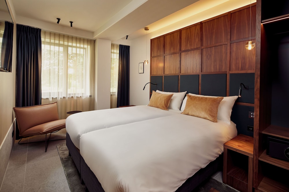 COMFORT, TWIN BEDS