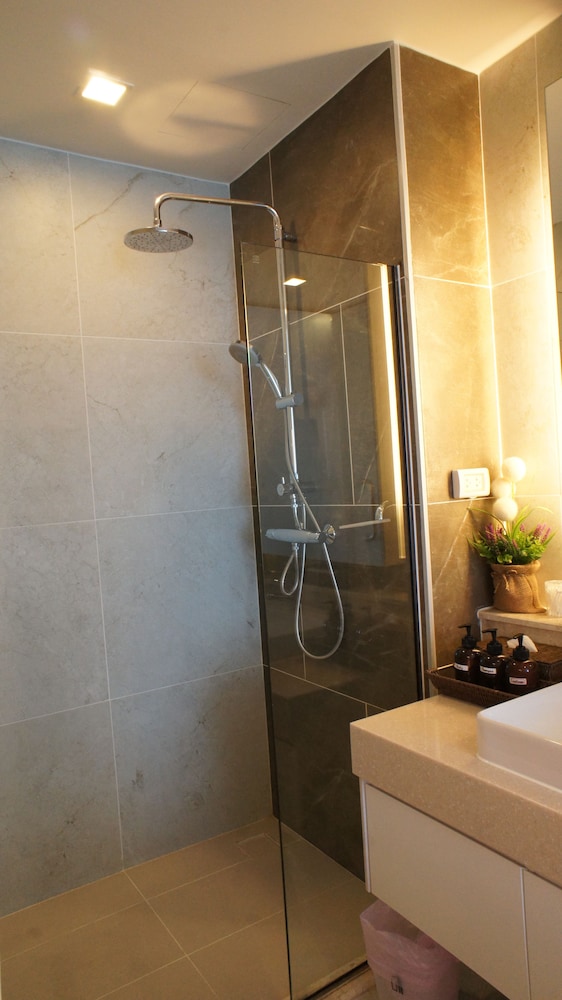 The Astra Luxury Suit condo 48/50