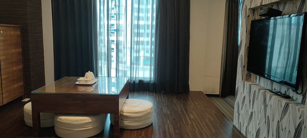 See S Revert Hotel 31/53