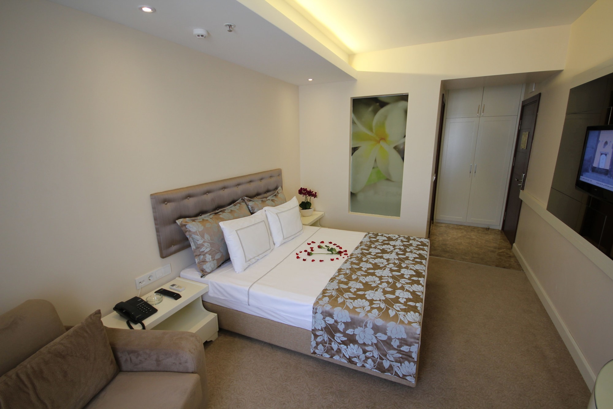 ROOM, DOUBLE OR TWIN BED