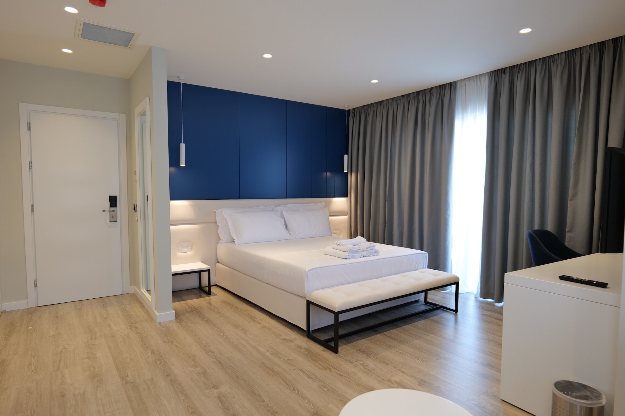 Suite, Double Bed, Sofa, Balcony