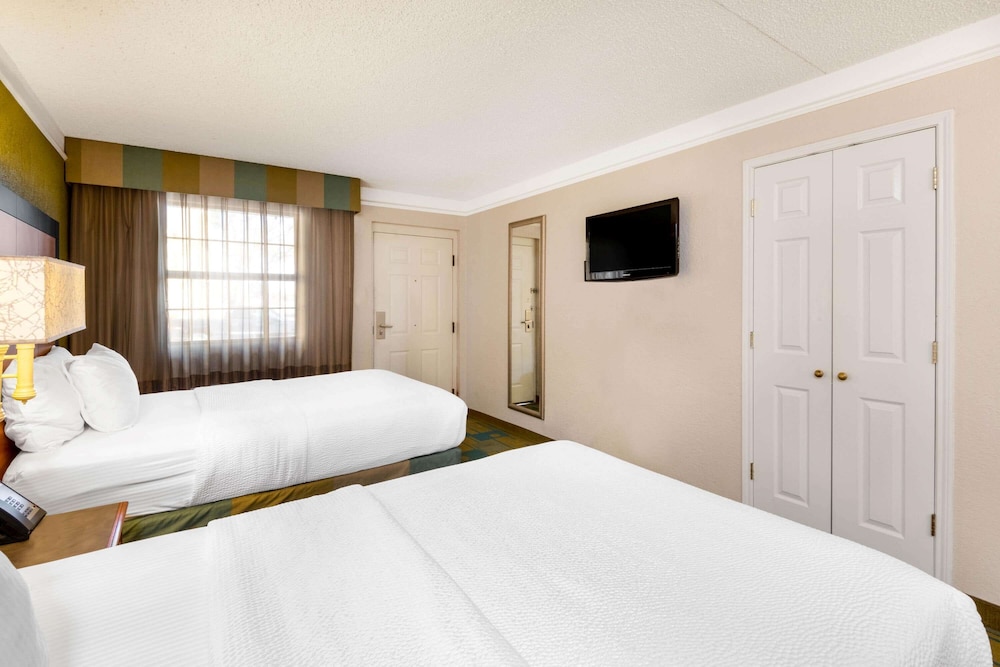 Travelodge by Wyndham Amarillo West Medical Center 15/30
