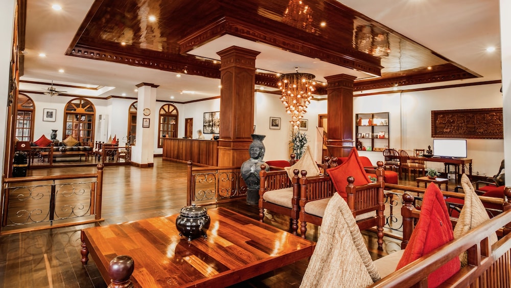 Royal Crown Hotel & Spa 60/70