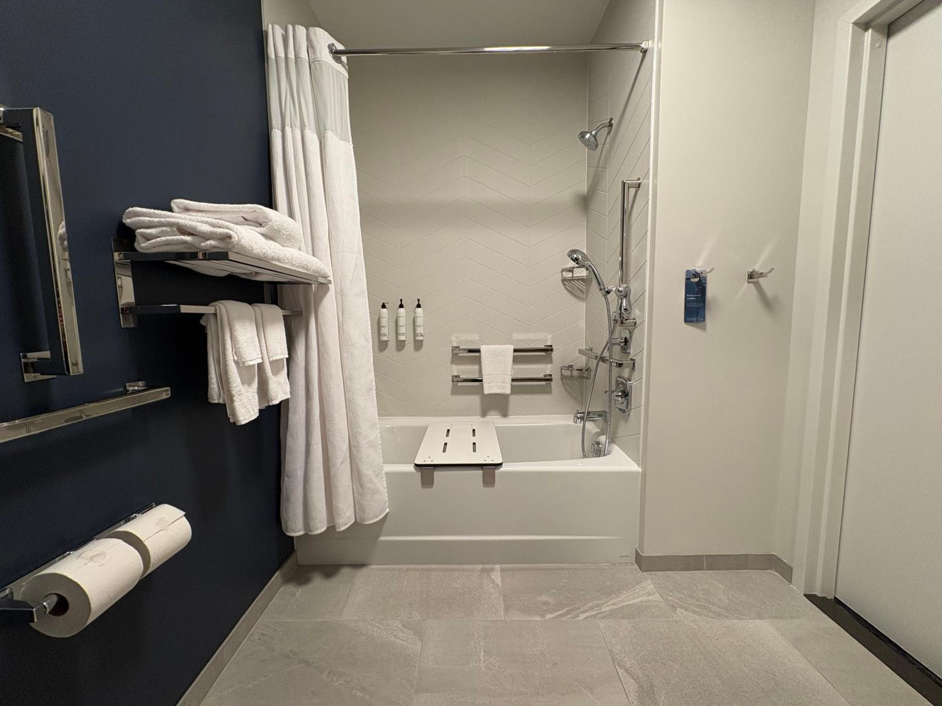 غرفة بسرير كينج بحوض استحمام لذوي الإعاقة، FAIRFIELD INN AND SUITES LUMBERTON 7/8