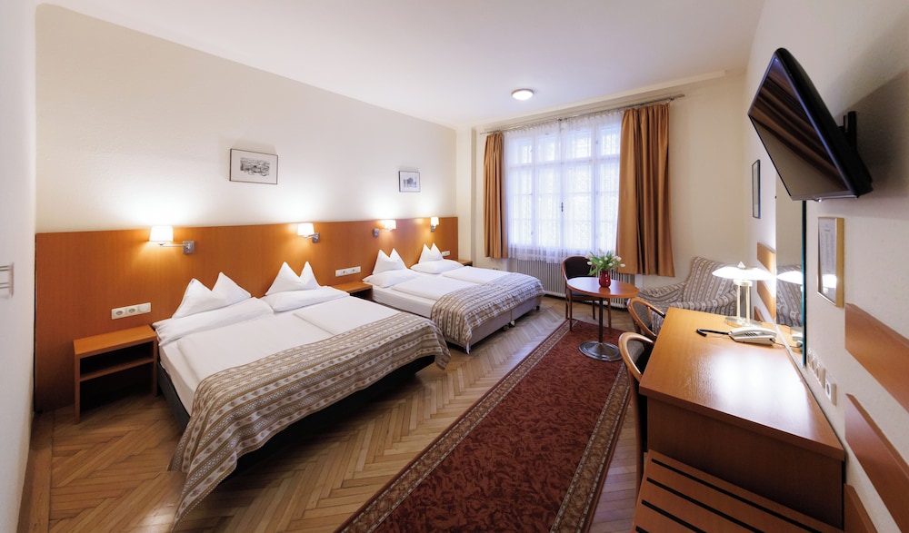 Family, Double and Twin Beds, Hotel Continental 3/9