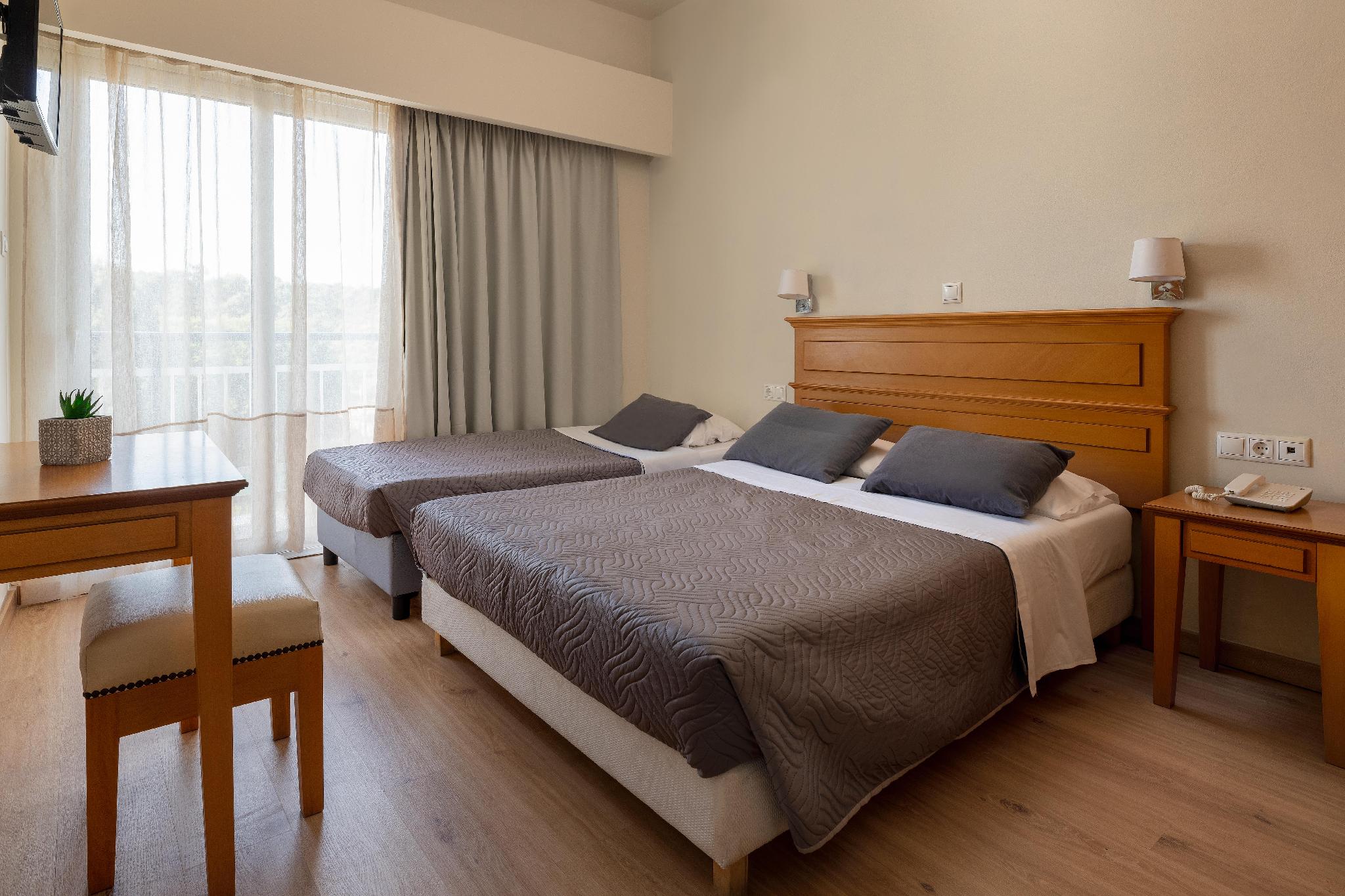 ROOM, TRIPLE, 1 DOUBLE AND 1 SINGLE BED