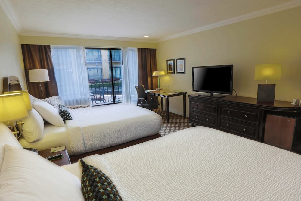Courtyard By Marriott Toluca Airport 8/45