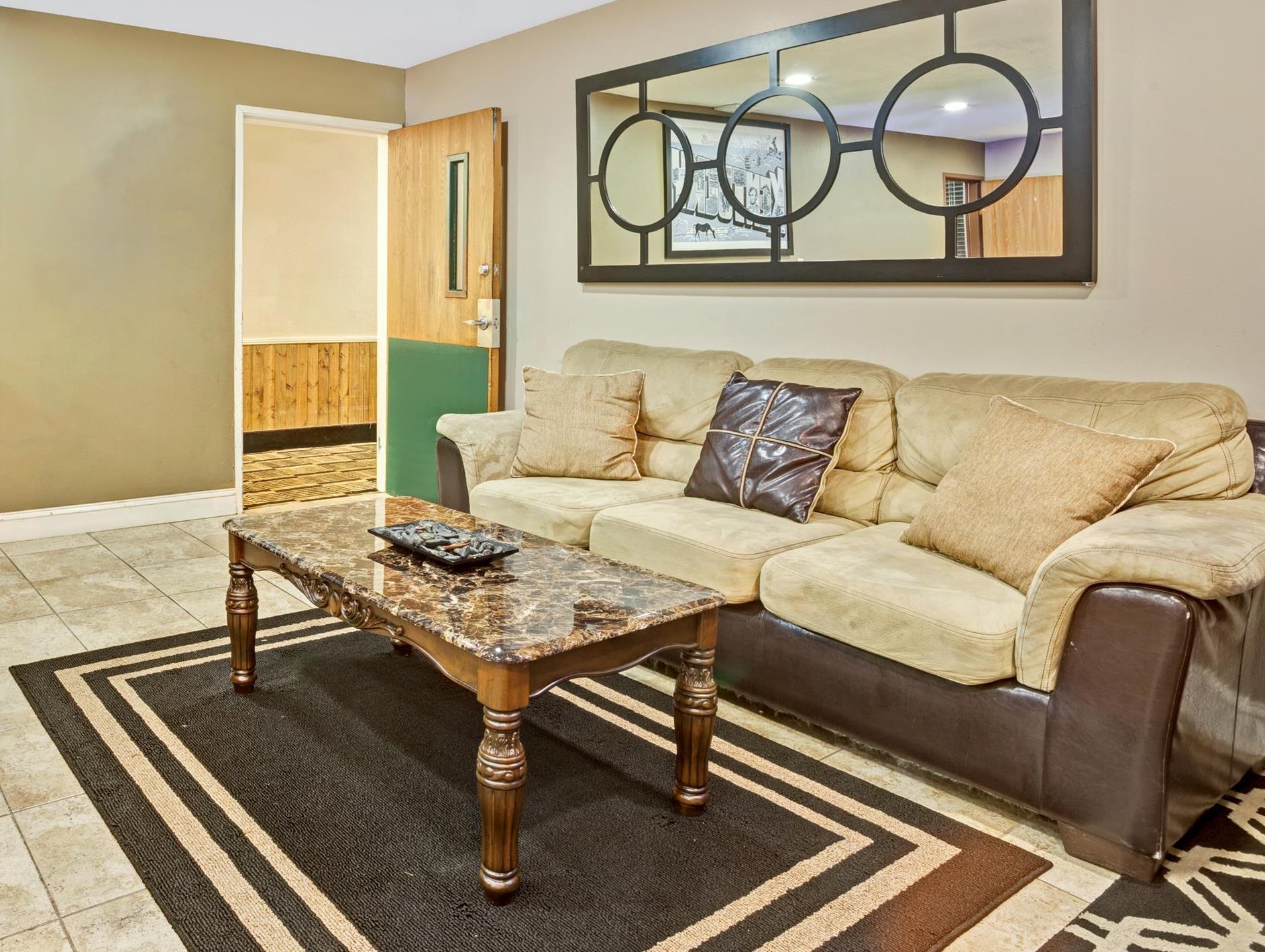 Super 8 by Wyndham Louisville Airport 13/16