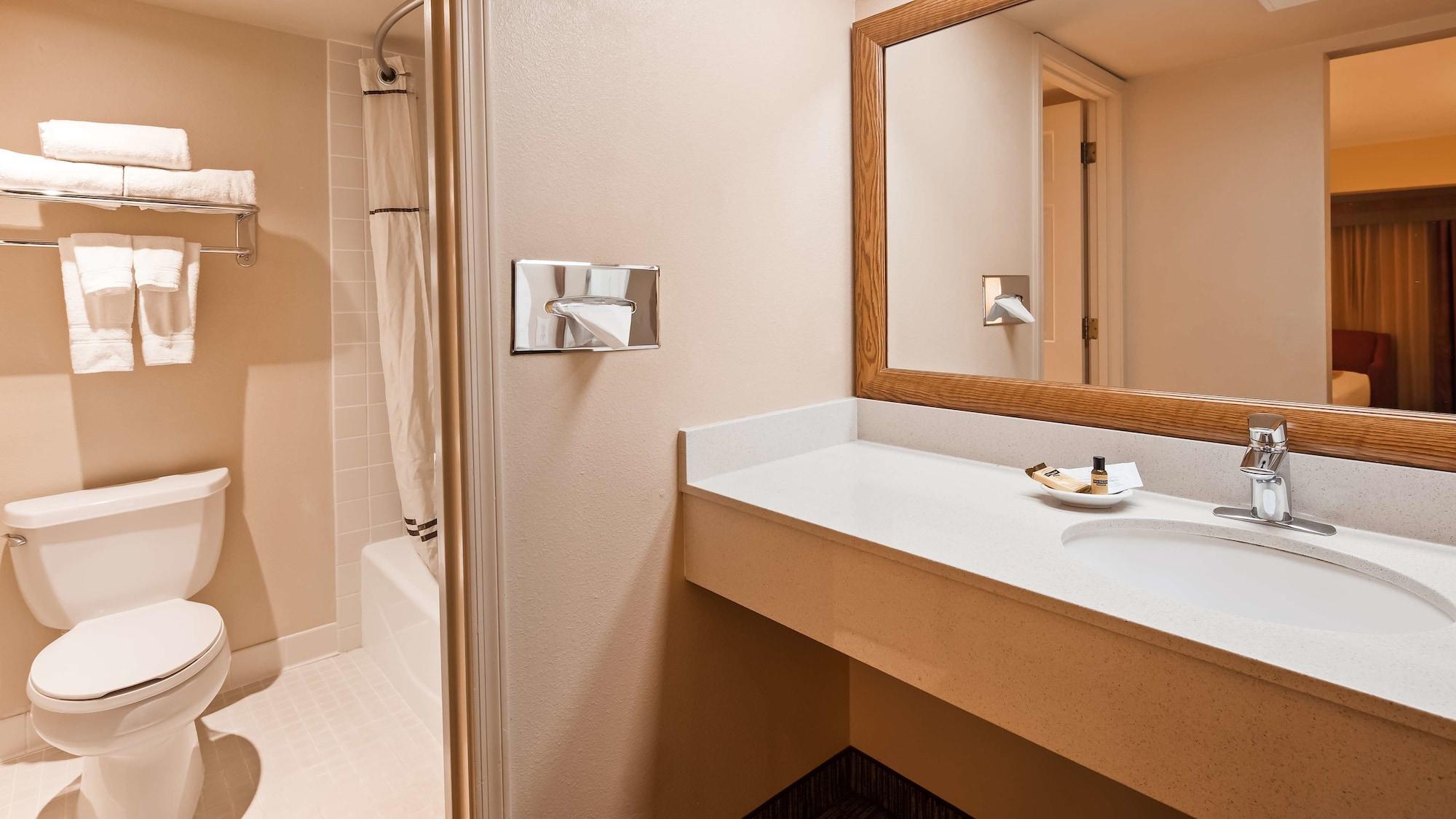 غرفة قياسية بسريرين كوين لذوي الإعاقة، Best Western Plus King's Inn & Suites 7/9