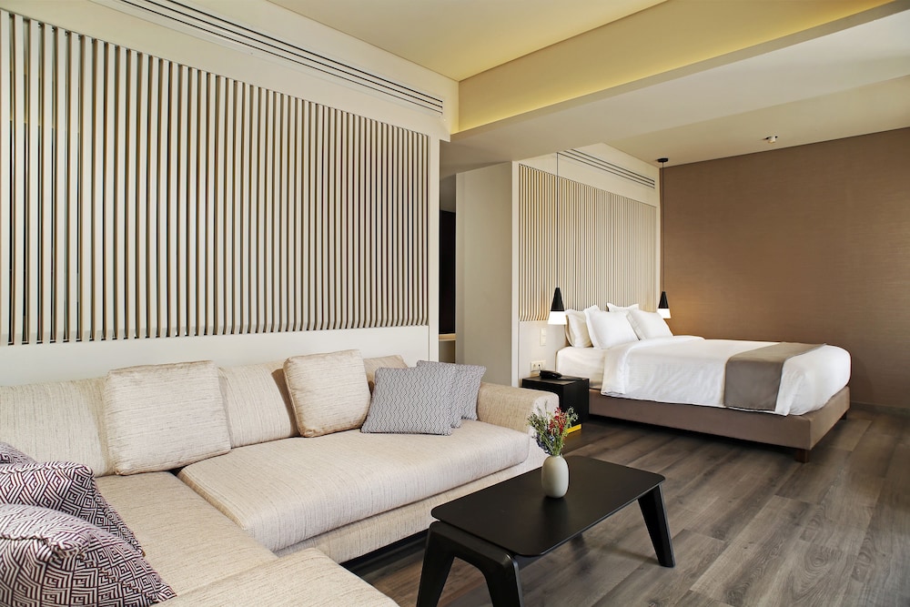 Lozenge Hotel 18/63