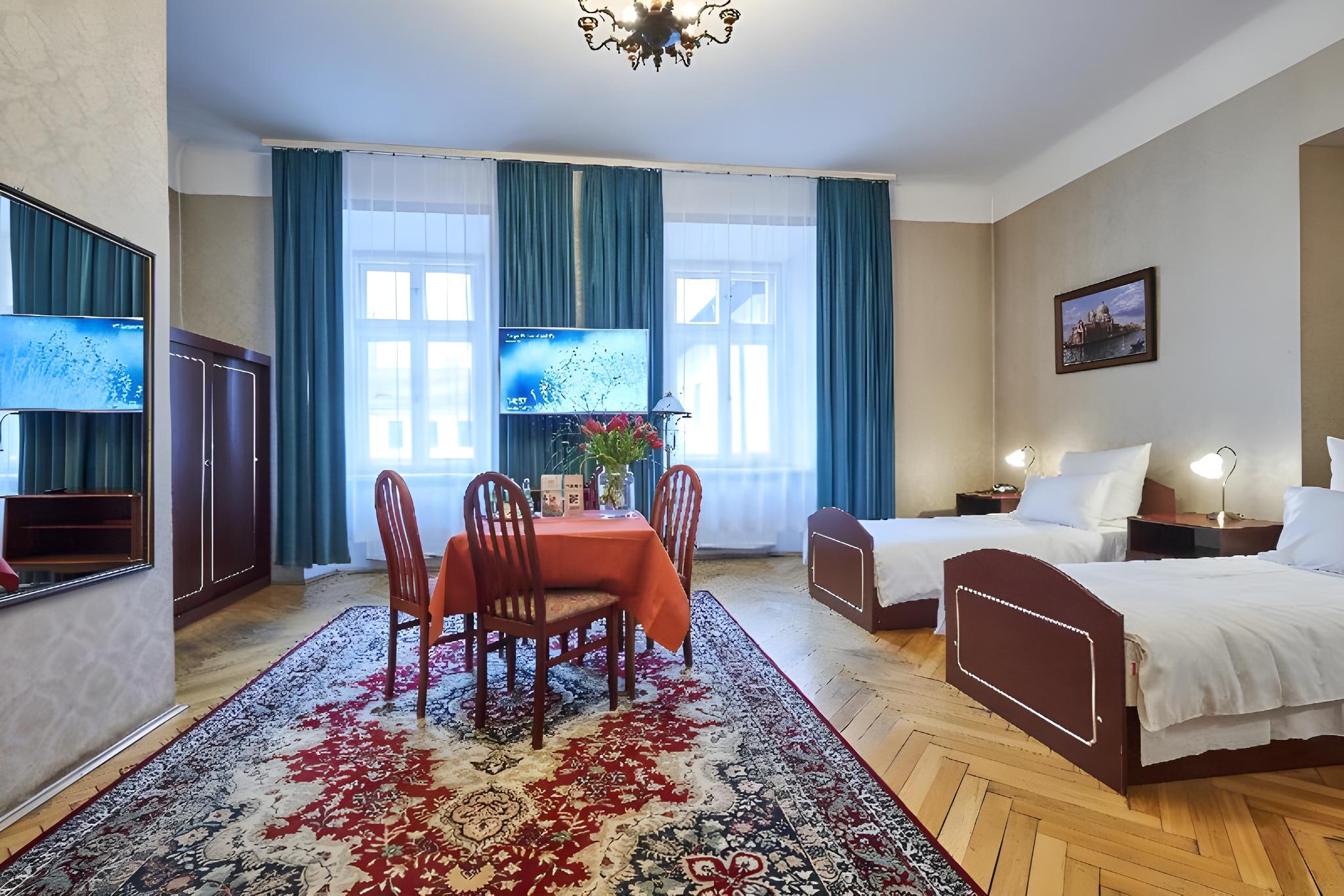 Room, Triple